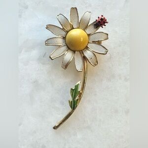 Vintage WEISS Daisy & Ladybug Brooch – Signed Enamel Flower Pin